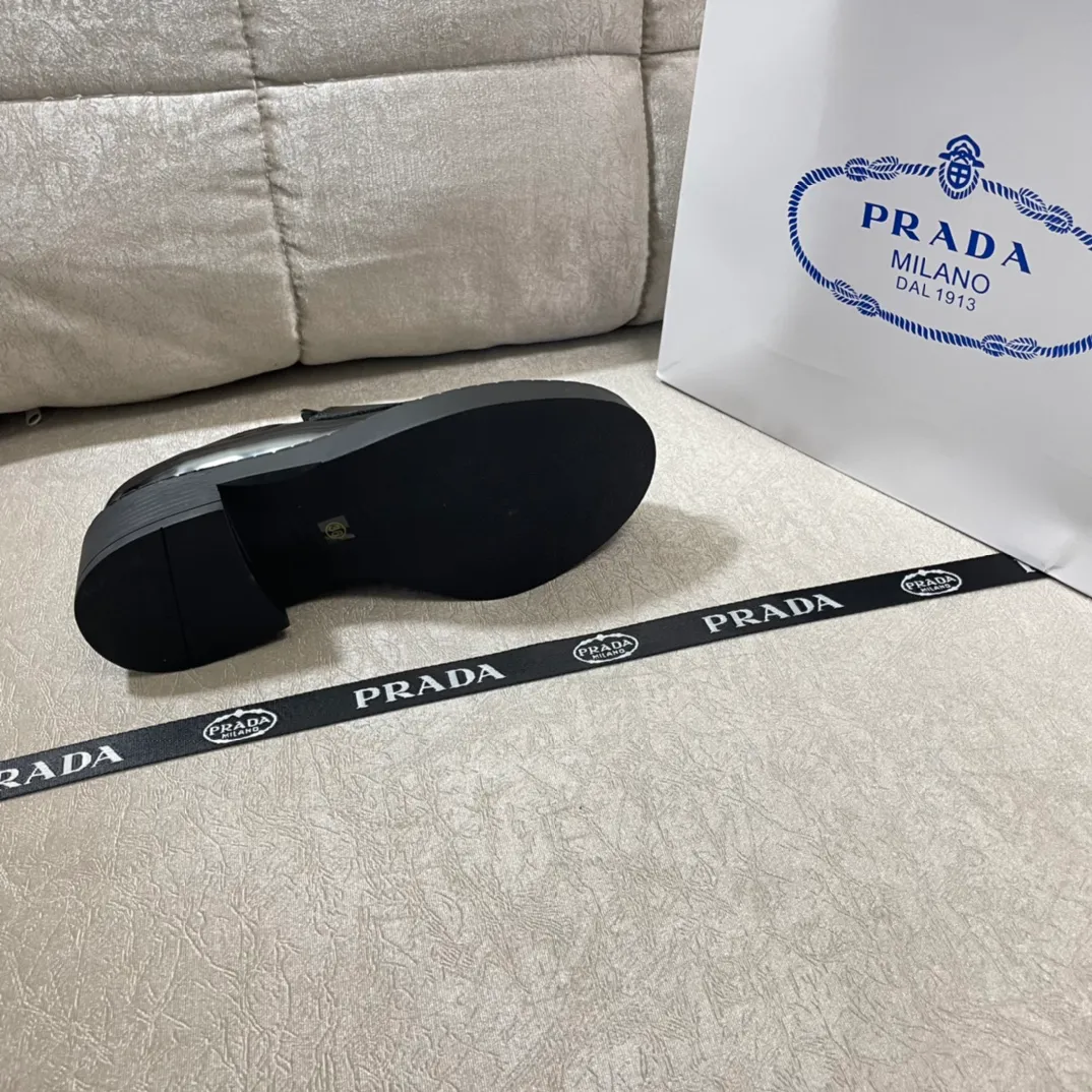 Factory direct sales p480🐘🐘Women's shoes, women's clothing Factory direct sales pRADA Official website synchronization # Unlimited out of stock at counters The purchasing version is strongly new Triangular silver buckle double bottom version Counter packaging Xiaohongshu Get Size: 35-40
